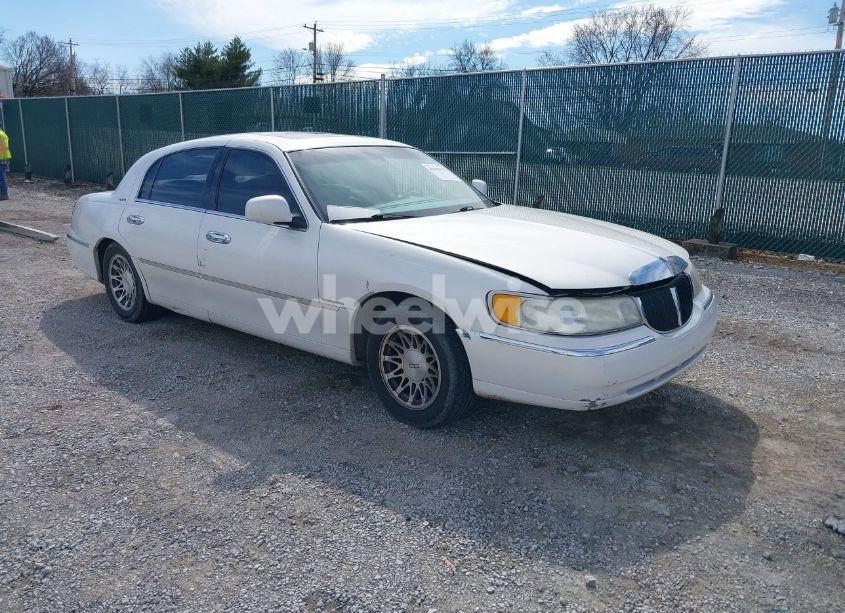 2000 Lincoln Town CAR SIGNATURE (VIN 1LNHM82W6YY919257) main photo