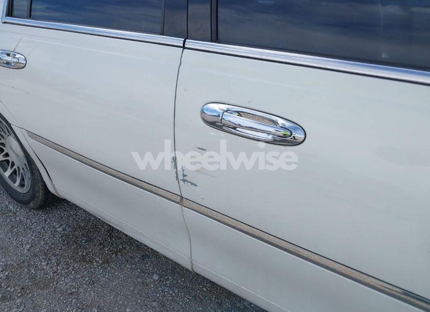 Photo 13 of 2000 Lincoln Town CAR SIGNATURE (VIN 1LNHM82W6YY919257)