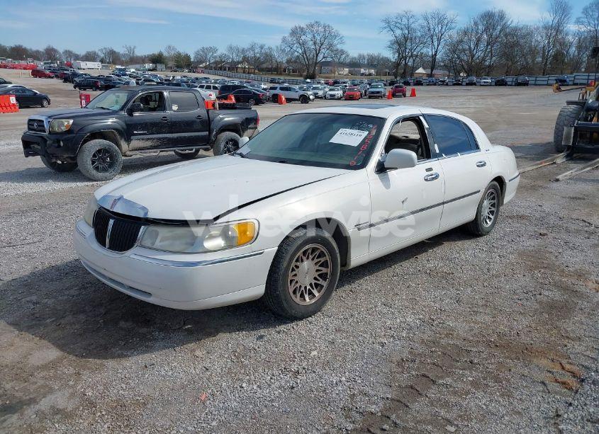 Photo 2 of 2000 Lincoln Town CAR SIGNATURE (VIN 1LNHM82W6YY919257)