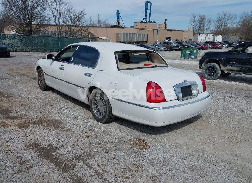 Photo 3 of 2000 Lincoln Town CAR SIGNATURE (VIN 1LNHM82W6YY919257)