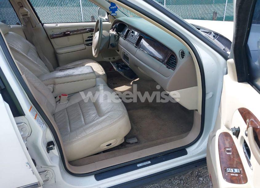 Photo 5 of 2000 Lincoln Town CAR SIGNATURE (VIN 1LNHM82W6YY919257)