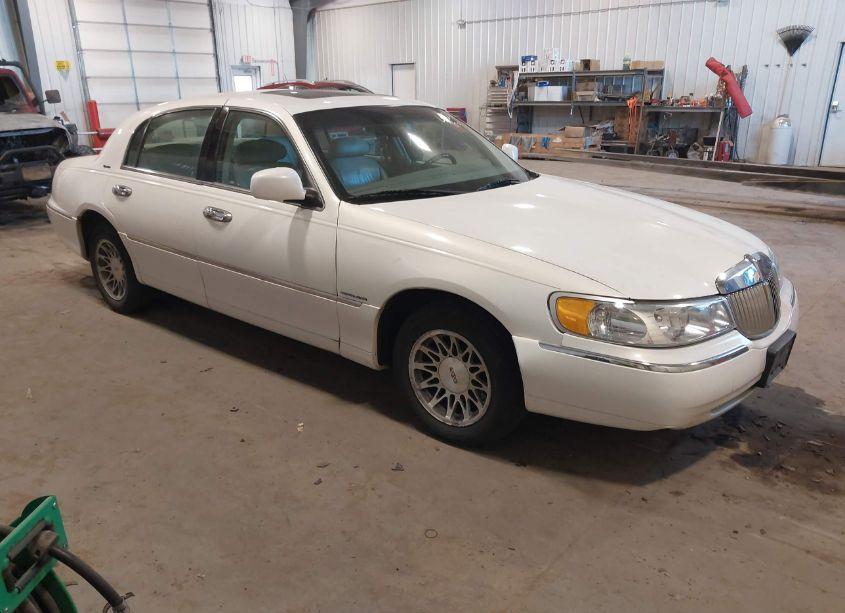 2002 Lincoln Town CAR SIGNATURE (VIN 1LNHM82W72Y620268) main photo