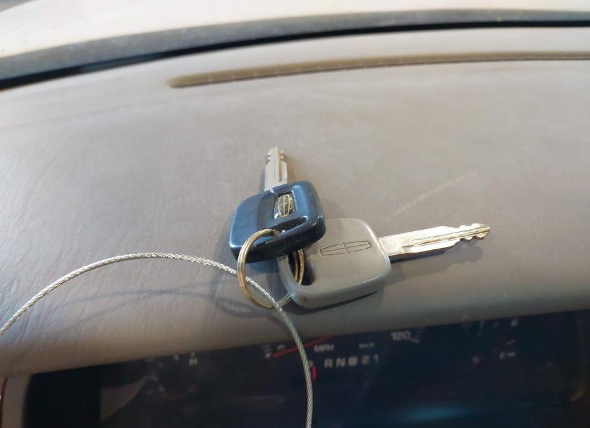 Photo 11 of 2002 Lincoln Town CAR SIGNATURE (VIN 1LNHM82W72Y620268)