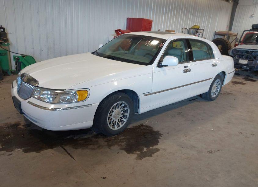 Photo 2 of 2002 Lincoln Town CAR SIGNATURE (VIN 1LNHM82W72Y620268)
