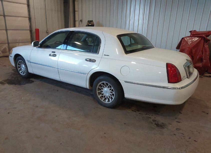 Photo 3 of 2002 Lincoln Town CAR SIGNATURE (VIN 1LNHM82W72Y620268)