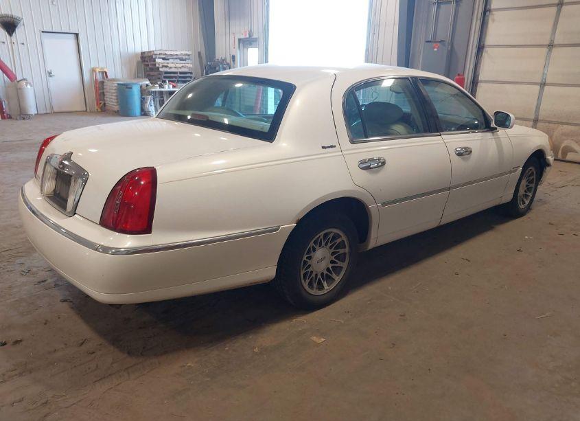 Photo 4 of 2002 Lincoln Town CAR SIGNATURE (VIN 1LNHM82W72Y620268)