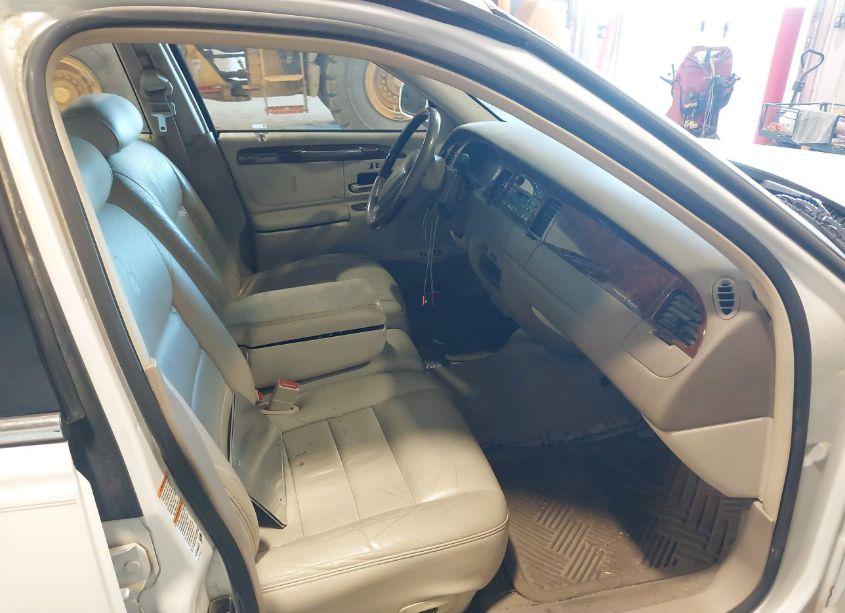 Photo 5 of 2002 Lincoln Town CAR SIGNATURE (VIN 1LNHM82W72Y620268)