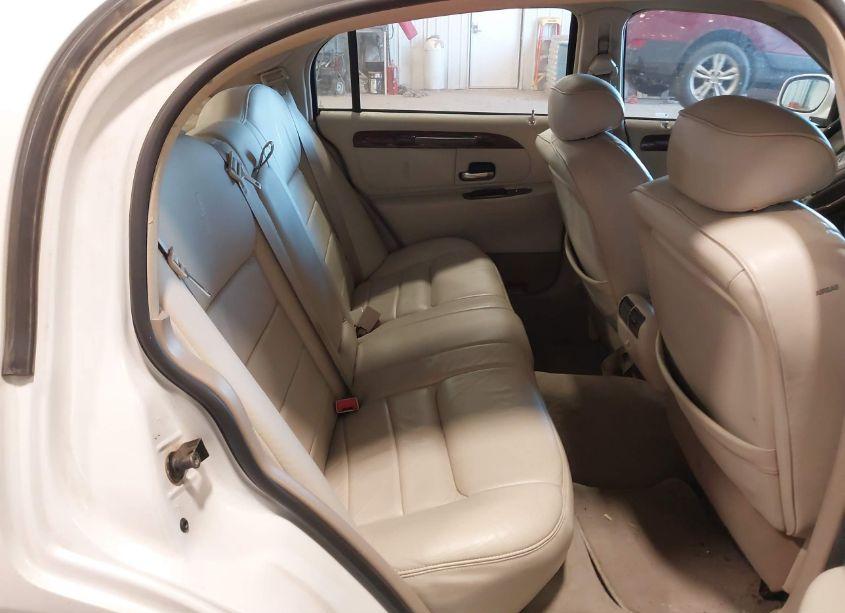 Photo 8 of 2002 Lincoln Town CAR SIGNATURE (VIN 1LNHM82W72Y620268)