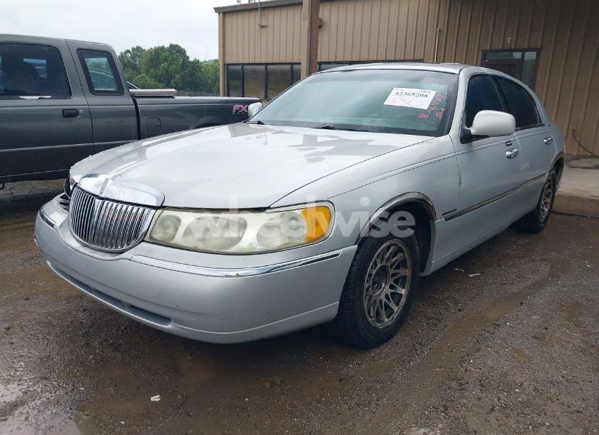 Photo 2 of 2002 Lincoln Town CAR SIGNATURE (VIN 1LNHM82W72Y629486)