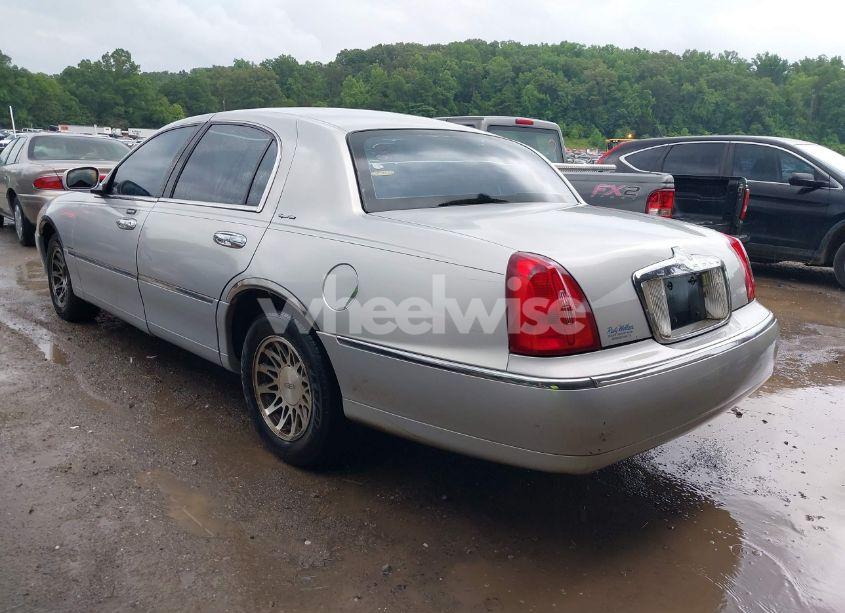 Photo 3 of 2002 Lincoln Town CAR SIGNATURE (VIN 1LNHM82W72Y629486)