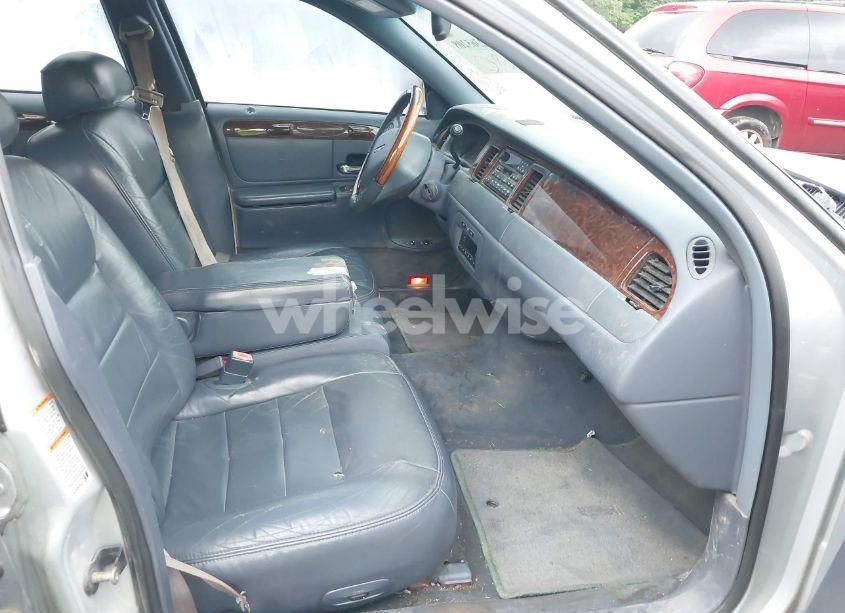 Photo 5 of 2002 Lincoln Town CAR SIGNATURE (VIN 1LNHM82W72Y629486)