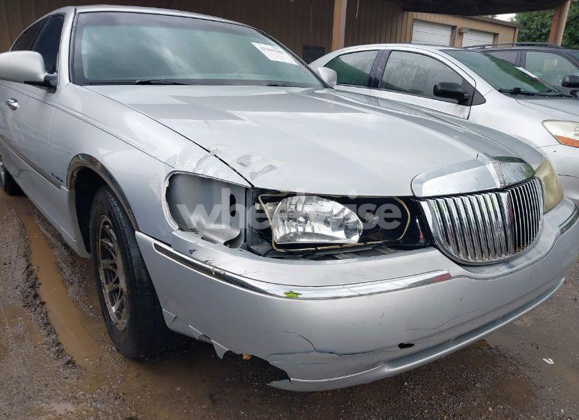 Photo 6 of 2002 Lincoln Town CAR SIGNATURE (VIN 1LNHM82W72Y629486)