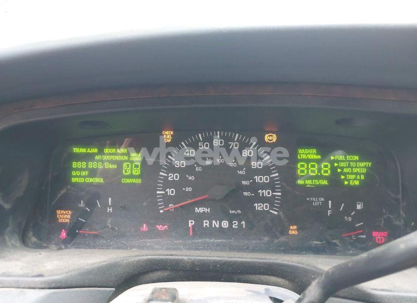 Photo 7 of 2002 Lincoln Town CAR SIGNATURE (VIN 1LNHM82W72Y629486)