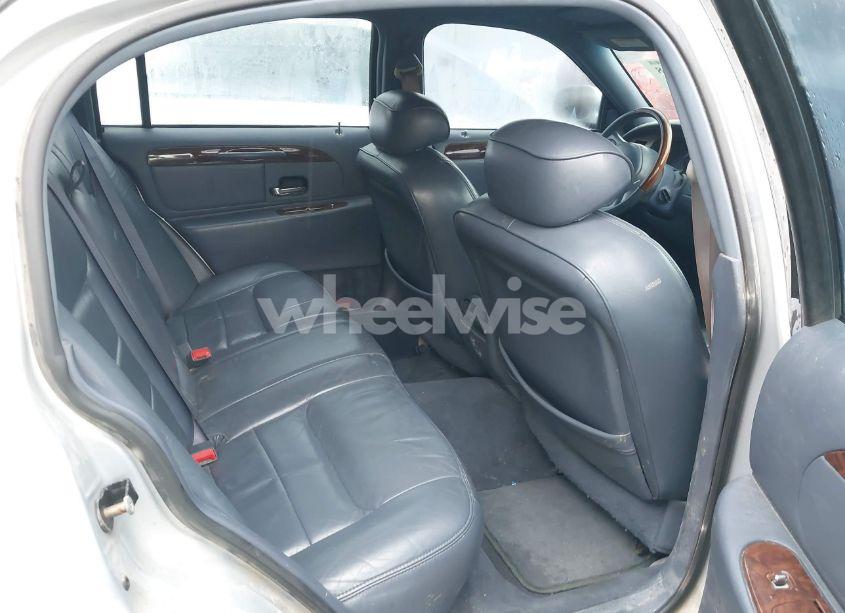 Photo 8 of 2002 Lincoln Town CAR SIGNATURE (VIN 1LNHM82W72Y629486)