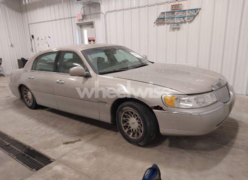 2002 Lincoln Town CAR SIGNATURE (VIN 1LNHM82W72Y667994) main photo