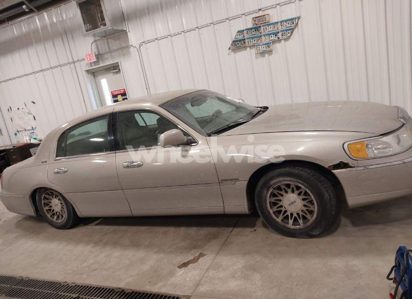 Photo 13 of 2002 Lincoln Town CAR SIGNATURE (VIN 1LNHM82W72Y667994)