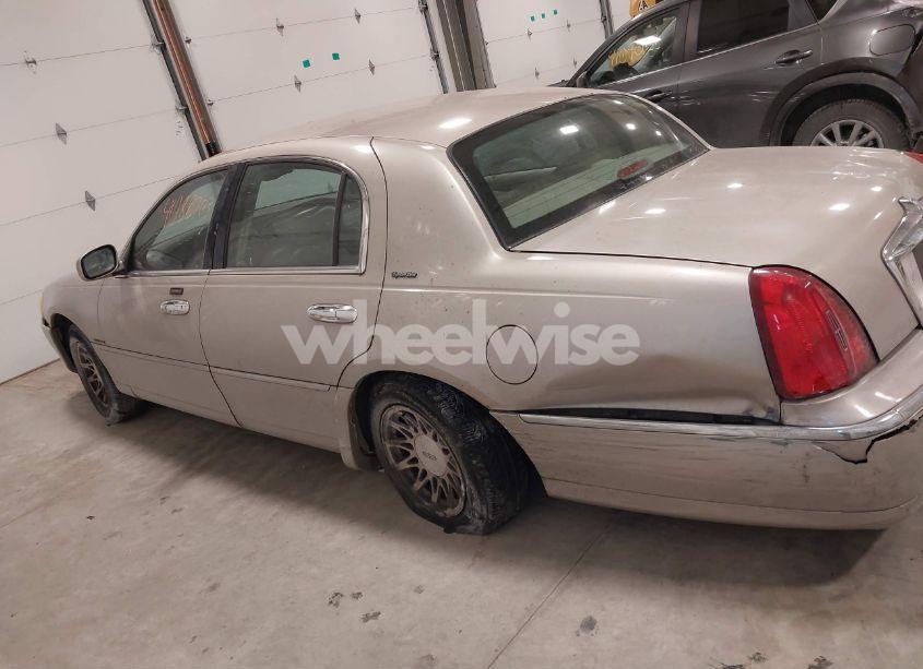 Photo 14 of 2002 Lincoln Town CAR SIGNATURE (VIN 1LNHM82W72Y667994)