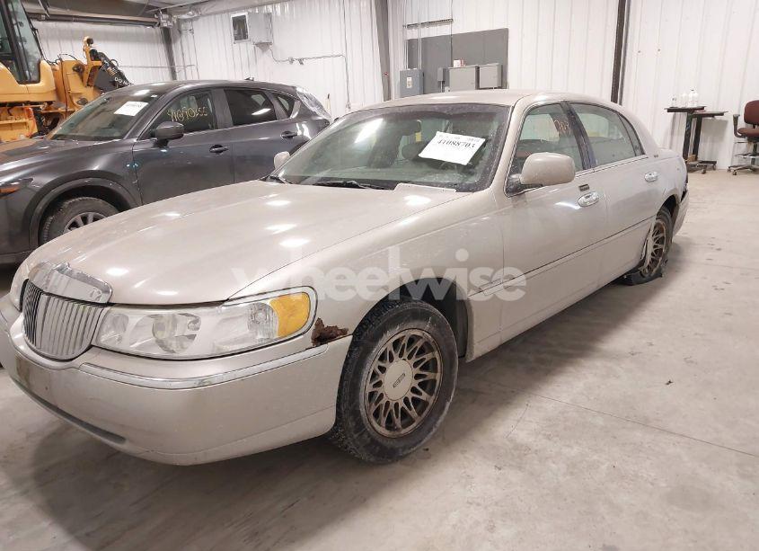 Photo 2 of 2002 Lincoln Town CAR SIGNATURE (VIN 1LNHM82W72Y667994)