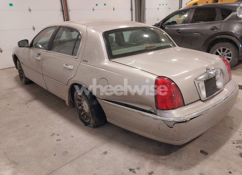 Photo 3 of 2002 Lincoln Town CAR SIGNATURE (VIN 1LNHM82W72Y667994)