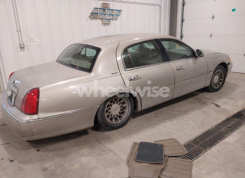 Photo 4 of 2002 Lincoln Town CAR SIGNATURE (VIN 1LNHM82W72Y667994)