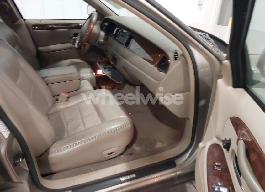 Photo 5 of 2002 Lincoln Town CAR SIGNATURE (VIN 1LNHM82W72Y667994)