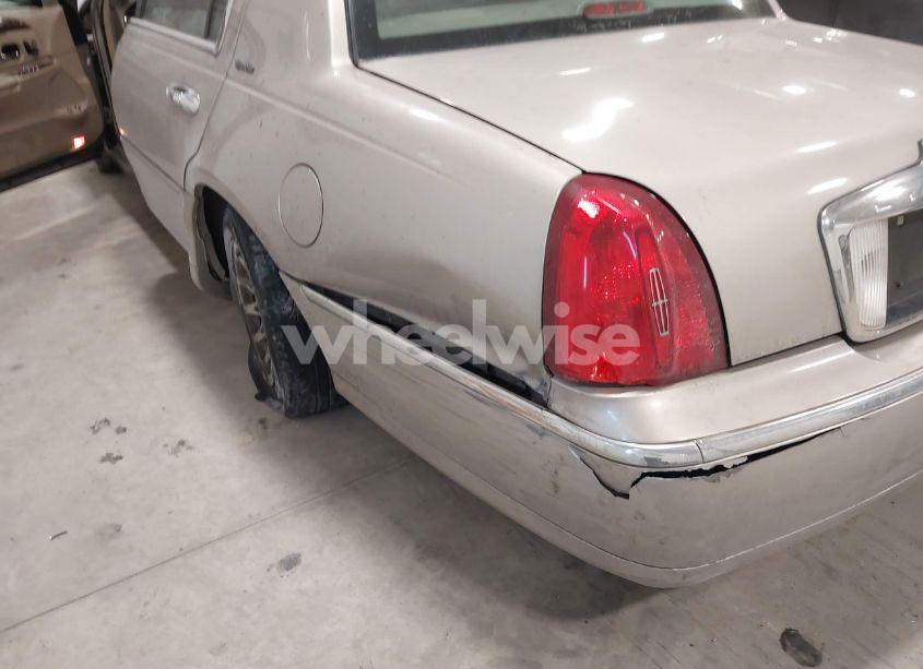 Photo 6 of 2002 Lincoln Town CAR SIGNATURE (VIN 1LNHM82W72Y667994)