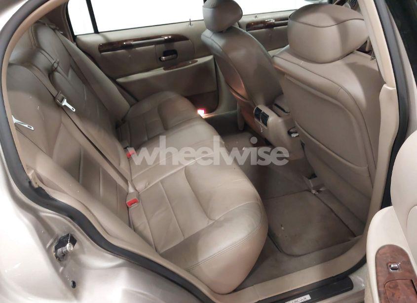 Photo 8 of 2002 Lincoln Town CAR SIGNATURE (VIN 1LNHM82W72Y667994)