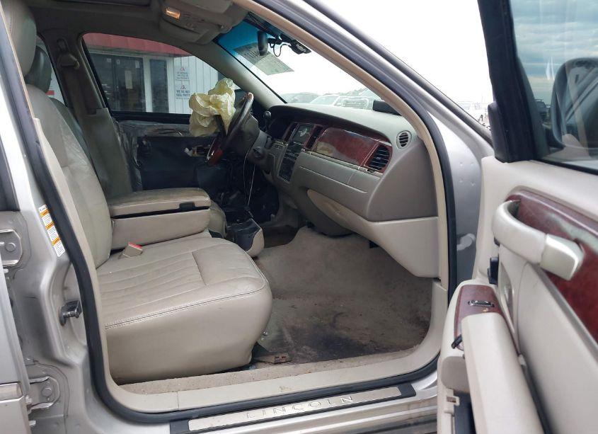 Photo 5 of 2003 Lincoln Town CAR SIGNATURE (VIN 1LNHM82W73Y613693)