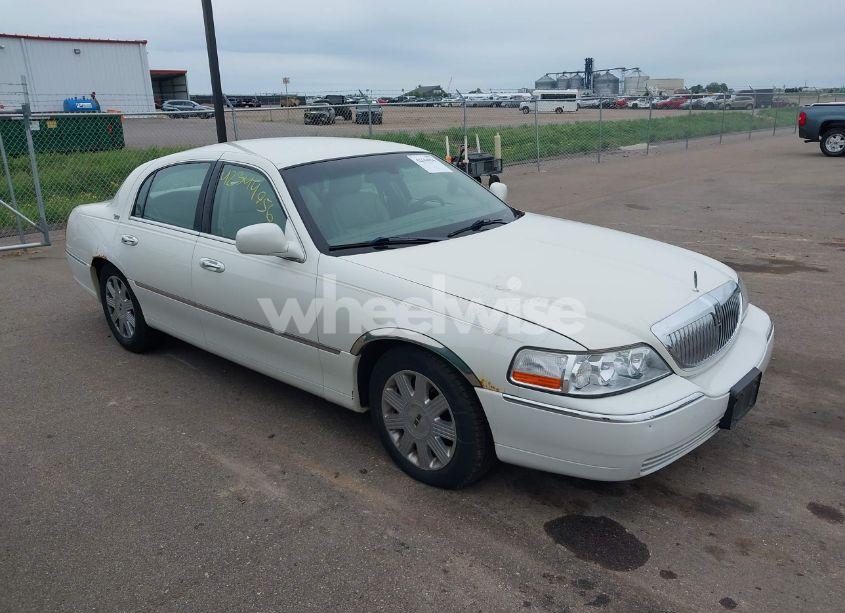 2005 Lincoln Town CAR SIGNATURE LIMITED (VIN 1LNHM82W75Y640718) main photo