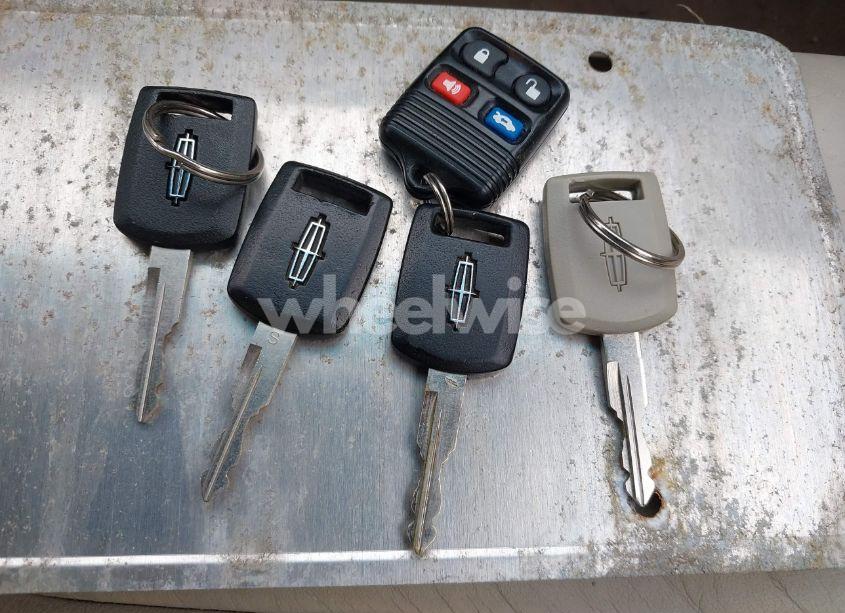 Photo 11 of 2005 Lincoln Town CAR SIGNATURE LIMITED (VIN 1LNHM82W75Y640718)