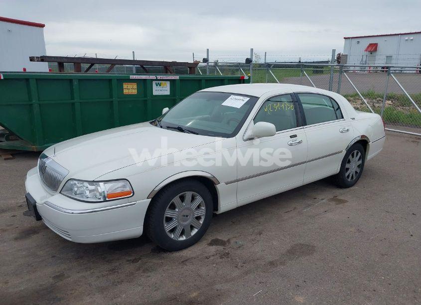 Photo 2 of 2005 Lincoln Town CAR SIGNATURE LIMITED (VIN 1LNHM82W75Y640718)