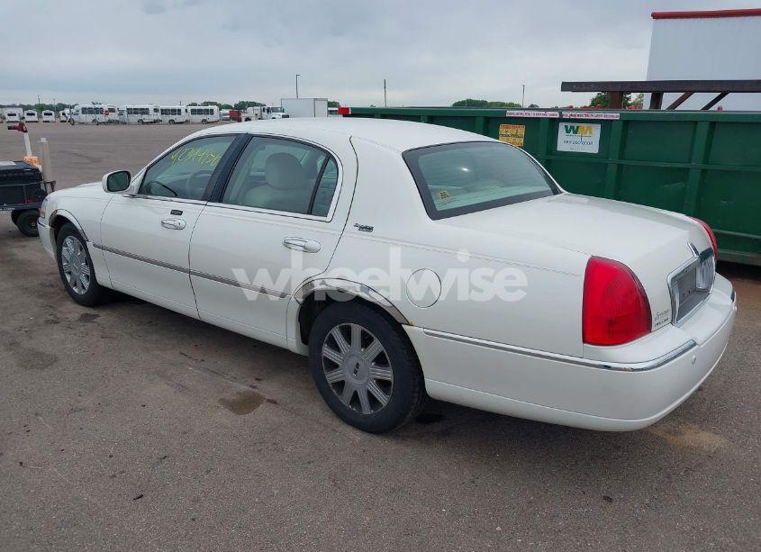 Photo 3 of 2005 Lincoln Town CAR SIGNATURE LIMITED (VIN 1LNHM82W75Y640718)