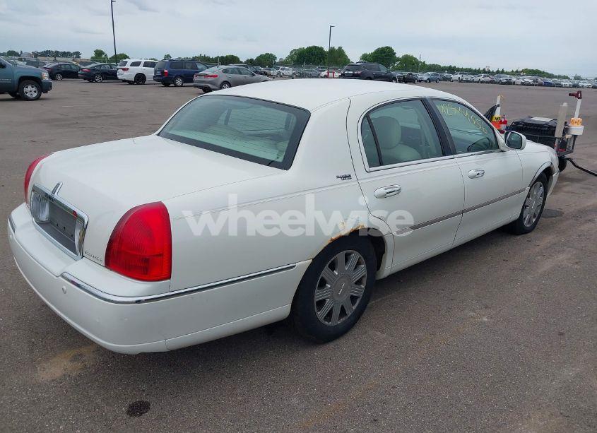 Photo 4 of 2005 Lincoln Town CAR SIGNATURE LIMITED (VIN 1LNHM82W75Y640718)