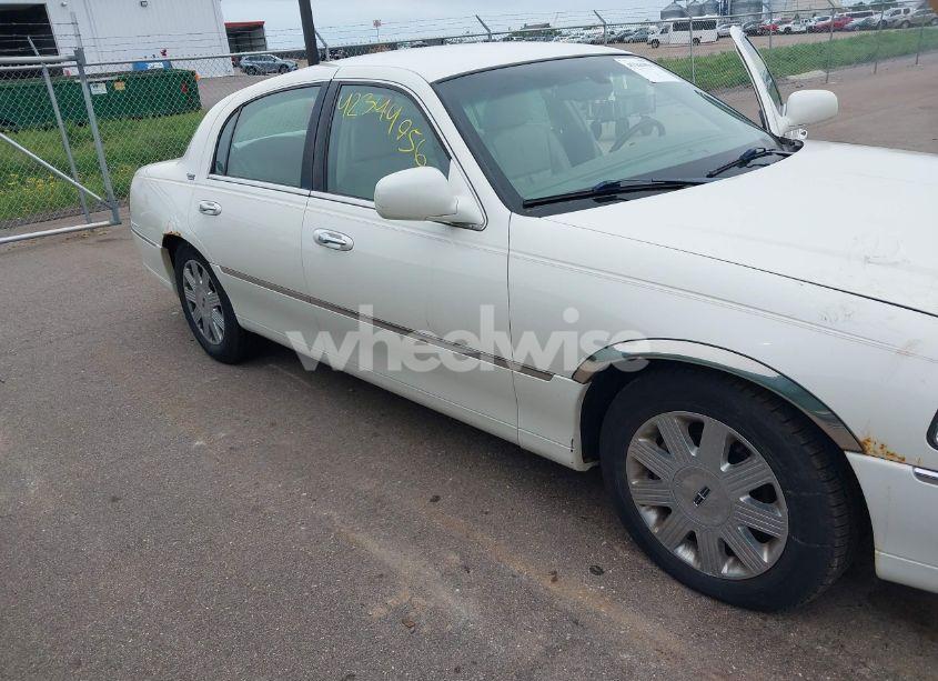 Photo 6 of 2005 Lincoln Town CAR SIGNATURE LIMITED (VIN 1LNHM82W75Y640718)