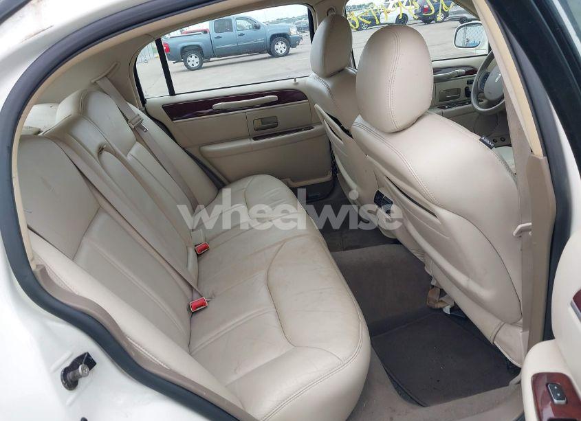 Photo 8 of 2005 Lincoln Town CAR SIGNATURE LIMITED (VIN 1LNHM82W75Y640718)