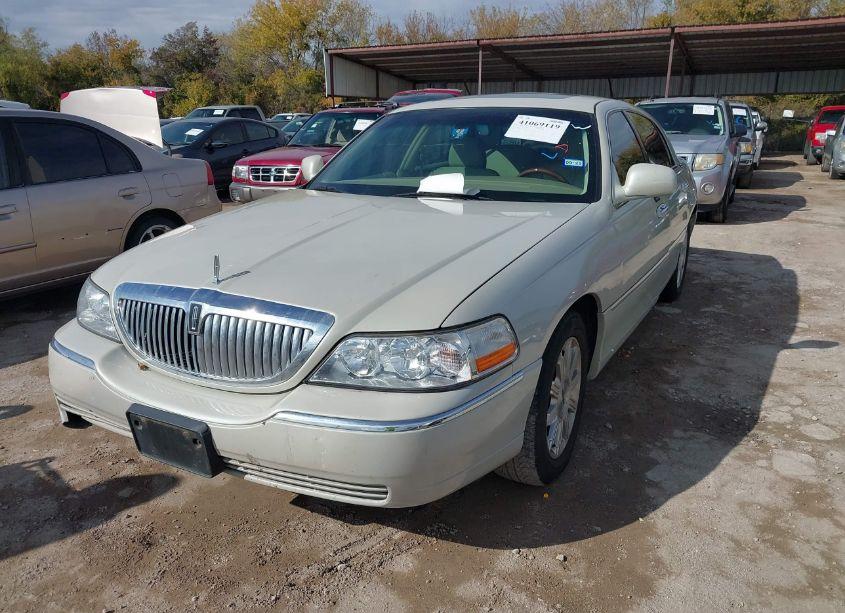 Photo 2 of 2006 Lincoln Town CAR SIGNATURE LIMITED (VIN 1LNHM82W76Y627985)