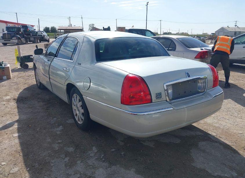 Photo 3 of 2006 Lincoln Town CAR SIGNATURE LIMITED (VIN 1LNHM82W76Y627985)