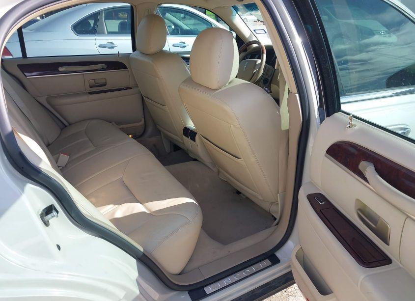 Photo 8 of 2006 Lincoln Town CAR SIGNATURE LIMITED (VIN 1LNHM82W76Y627985)