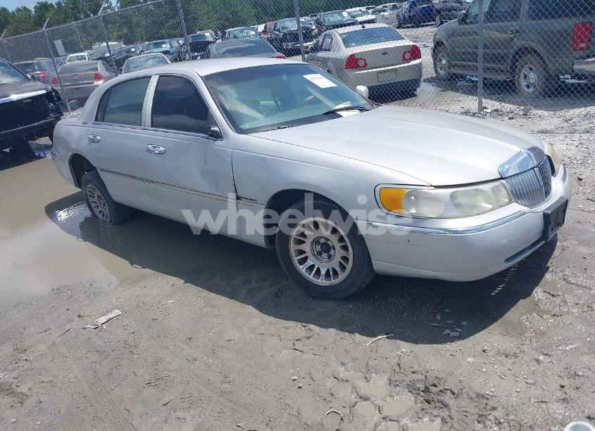 2001 Lincoln Town CAR SIGNATURE (VIN 1LNHM82W81Y648935) main photo