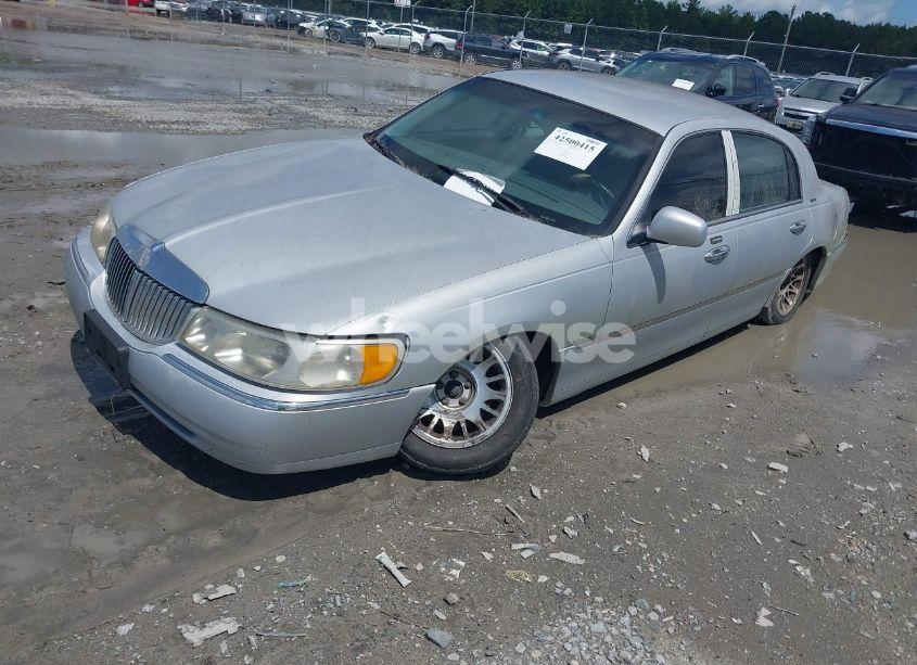 Photo 2 of 2001 Lincoln Town CAR SIGNATURE (VIN 1LNHM82W81Y648935)