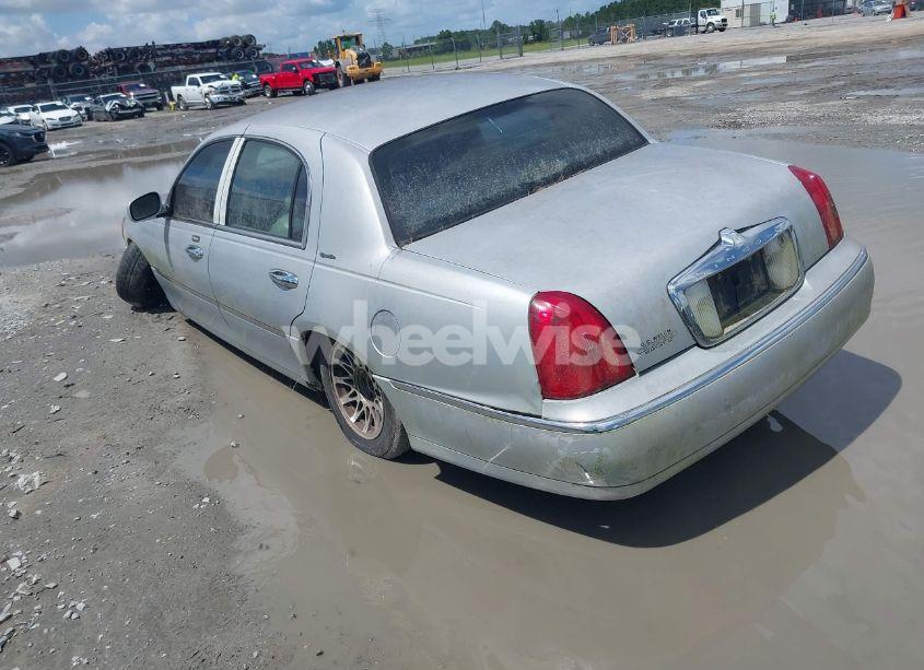 Photo 3 of 2001 Lincoln Town CAR SIGNATURE (VIN 1LNHM82W81Y648935)