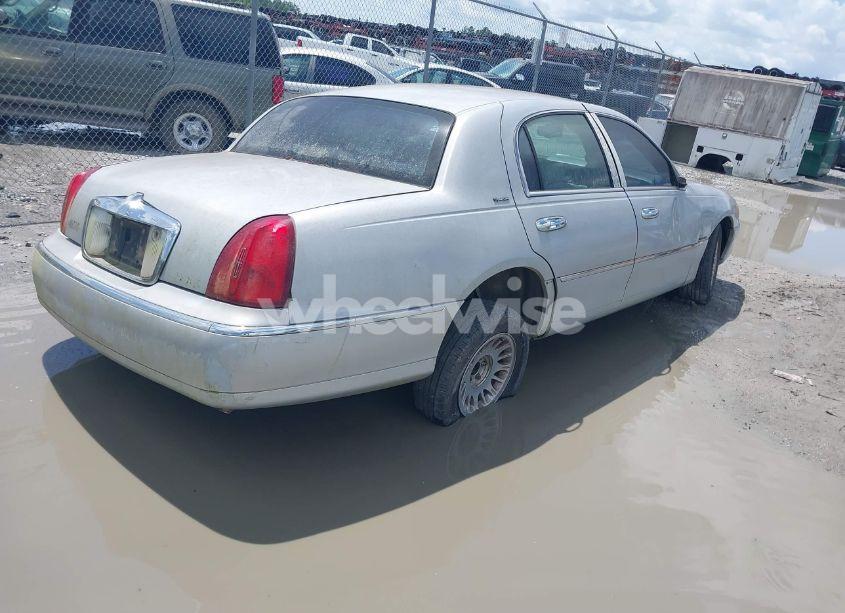Photo 4 of 2001 Lincoln Town CAR SIGNATURE (VIN 1LNHM82W81Y648935)
