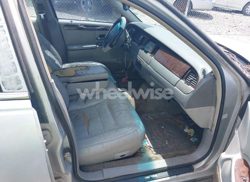 Photo 5 of 2001 Lincoln Town CAR SIGNATURE (VIN 1LNHM82W81Y648935)