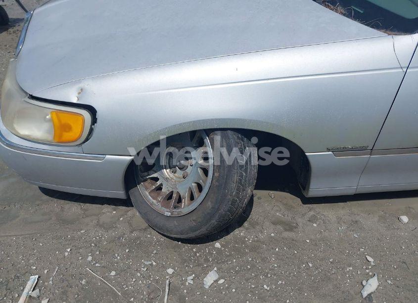 Photo 6 of 2001 Lincoln Town CAR SIGNATURE (VIN 1LNHM82W81Y648935)