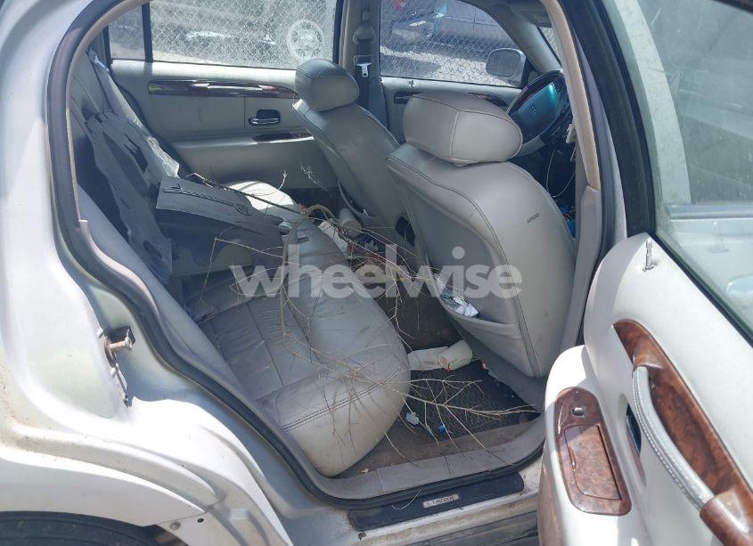 Photo 8 of 2001 Lincoln Town CAR SIGNATURE (VIN 1LNHM82W81Y648935)