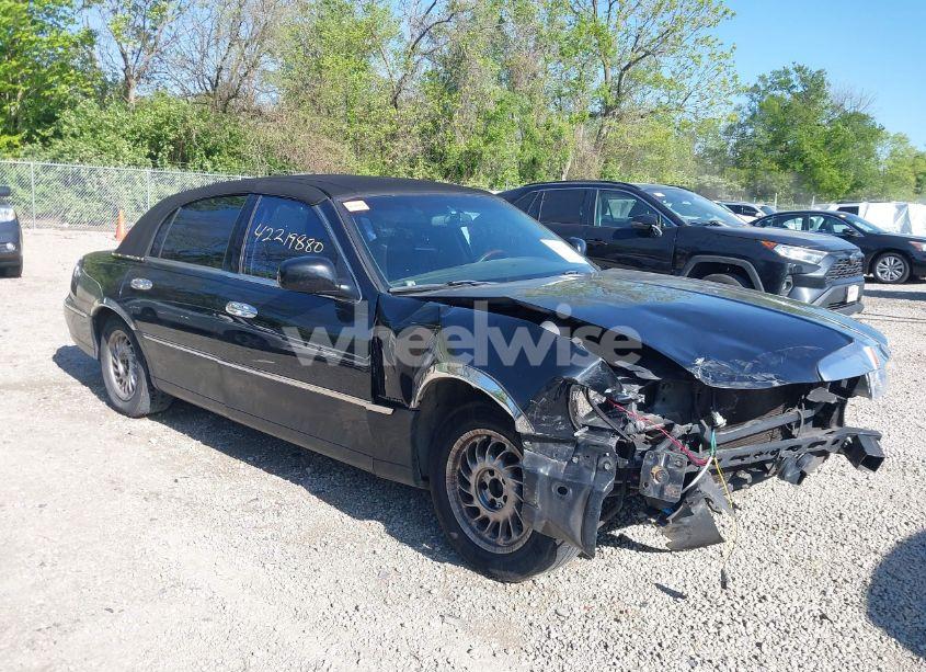 2001 Lincoln Town CAR SIGNATURE (VIN 1LNHM82W81Y715016) main photo
