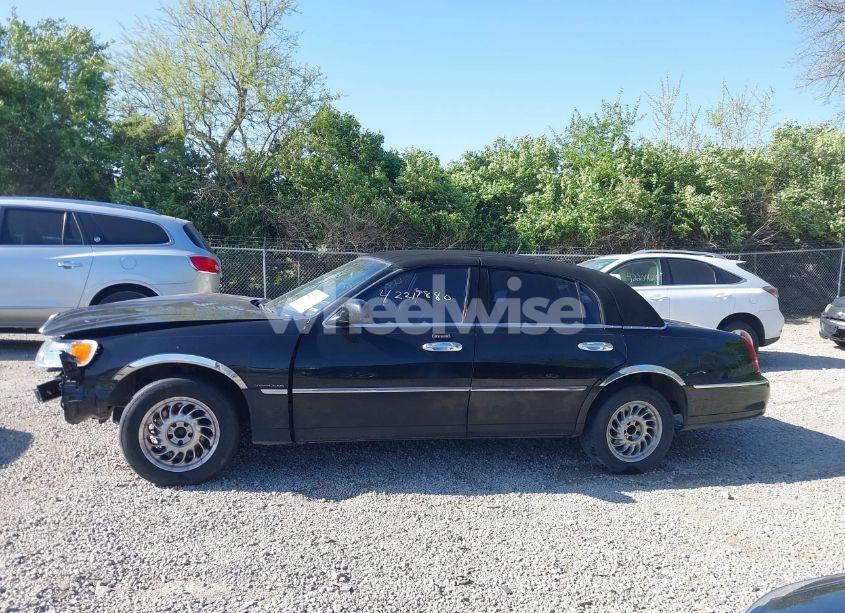 Photo 14 of 2001 Lincoln Town CAR SIGNATURE (VIN 1LNHM82W81Y715016)