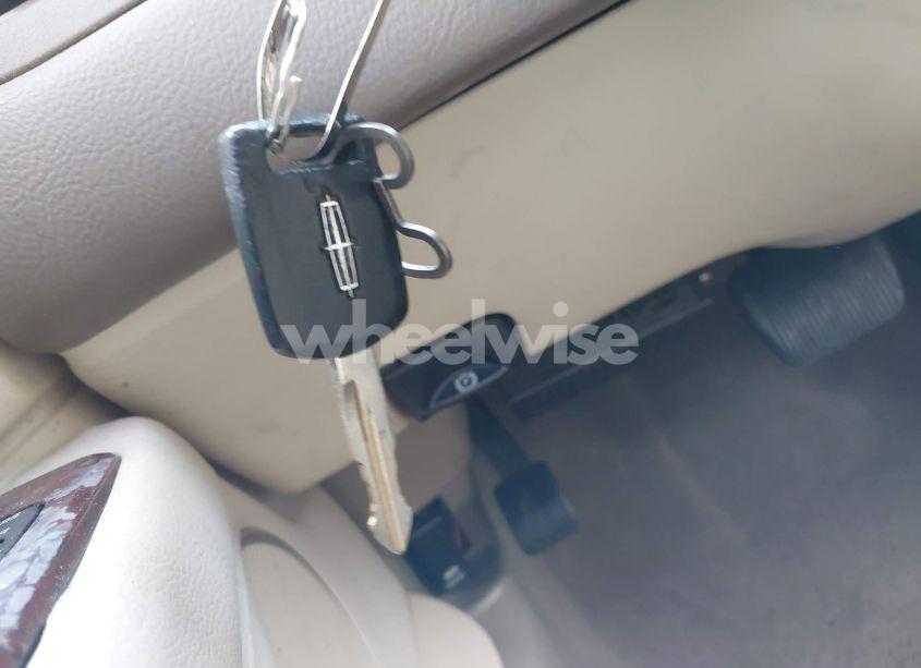 Photo 11 of 2005 Lincoln Town CAR SIGNATURE LIMITED (VIN 1LNHM82W85Y609428)