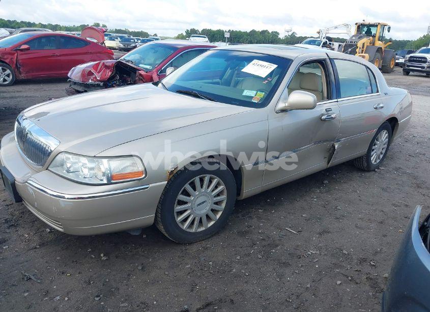 Photo 2 of 2005 Lincoln Town CAR SIGNATURE LIMITED (VIN 1LNHM82W85Y609428)