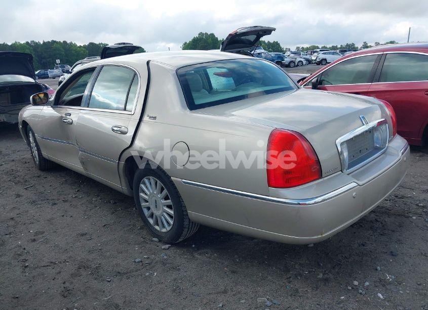 Photo 3 of 2005 Lincoln Town CAR SIGNATURE LIMITED (VIN 1LNHM82W85Y609428)